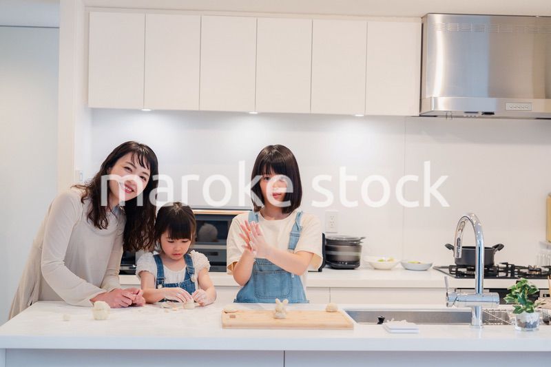 お母さんと一緒に料理をする子どもたち