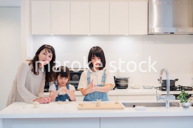 お母さんと一緒に料理をする子どもたち