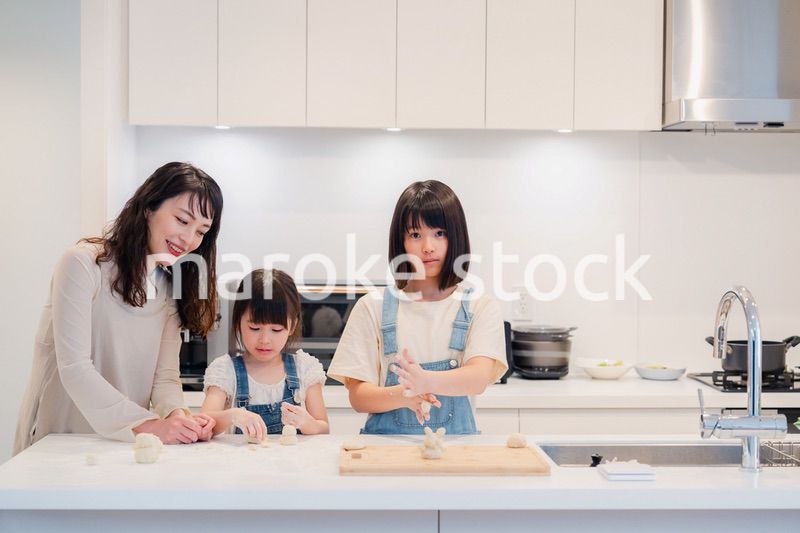 お母さんと一緒に料理をする子どもたち