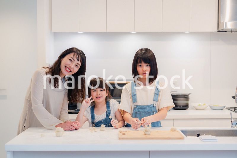 お母さんと一緒に料理をする子どもたち