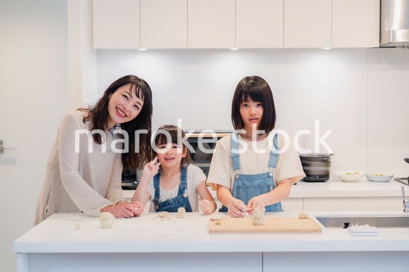 お母さんと一緒に料理をする子どもたち