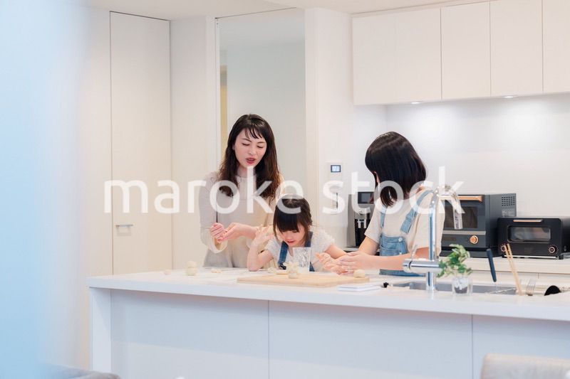 お母さんと一緒に料理をする子どもたち