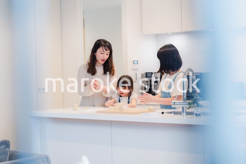 お母さんと一緒に料理をする子どもたち