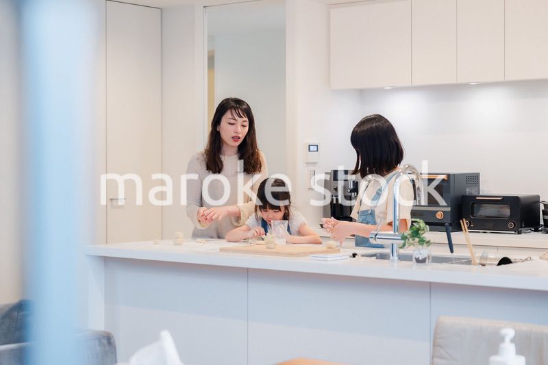 お母さんと一緒に料理をする子どもたち