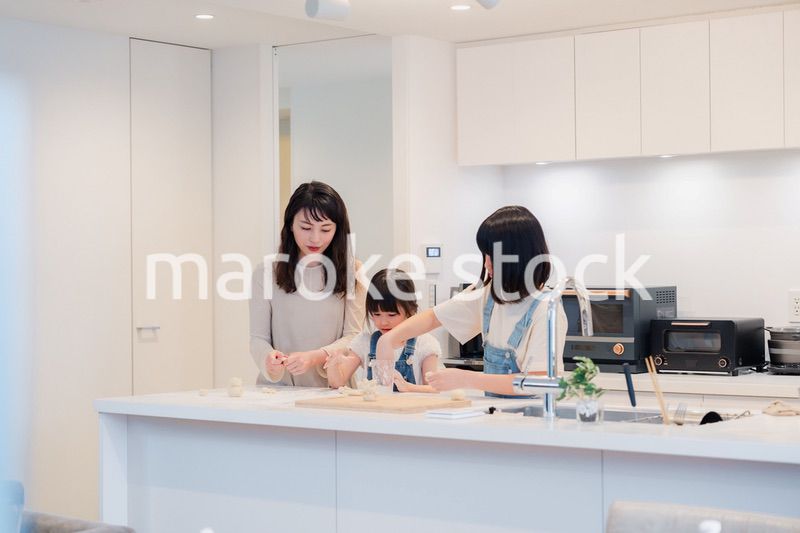 お母さんと一緒に料理をする子どもたち