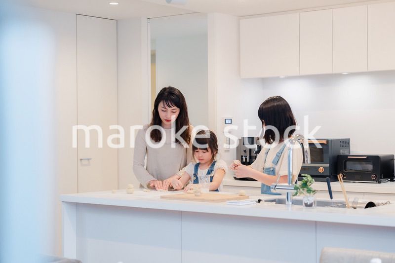 お母さんと一緒に料理をする子どもたち