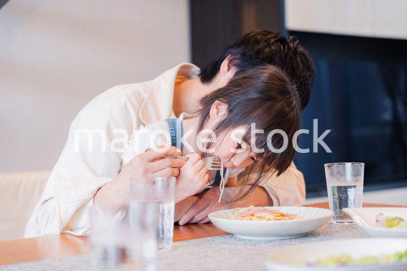 パパと一緒にご飯を食べる小さな女の子