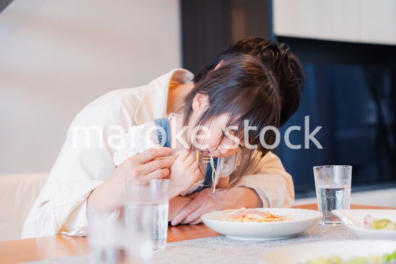 パパと一緒にご飯を食べる小さな女の子