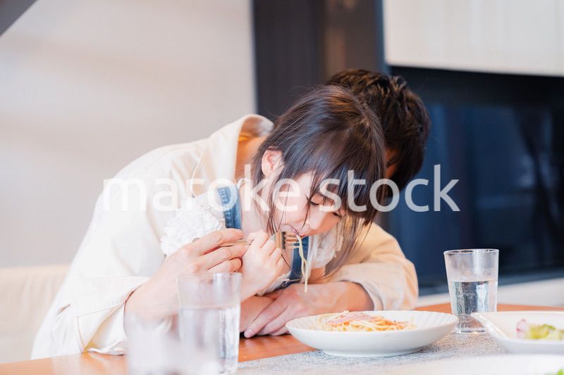 パパと一緒にご飯を食べる小さな女の子