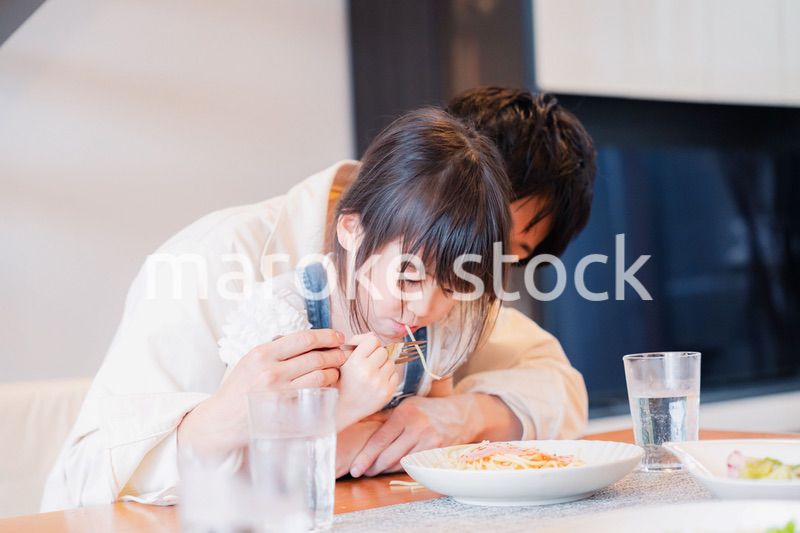 パパと一緒にご飯を食べる小さな女の子