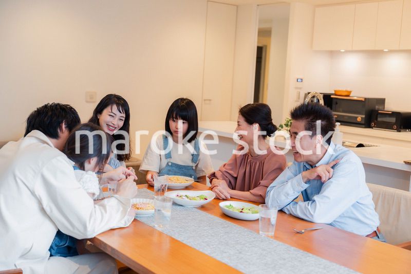 みんなでごはんを食べる大家族