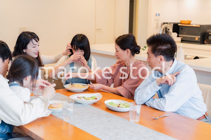 みんなでごはんを食べる大家族