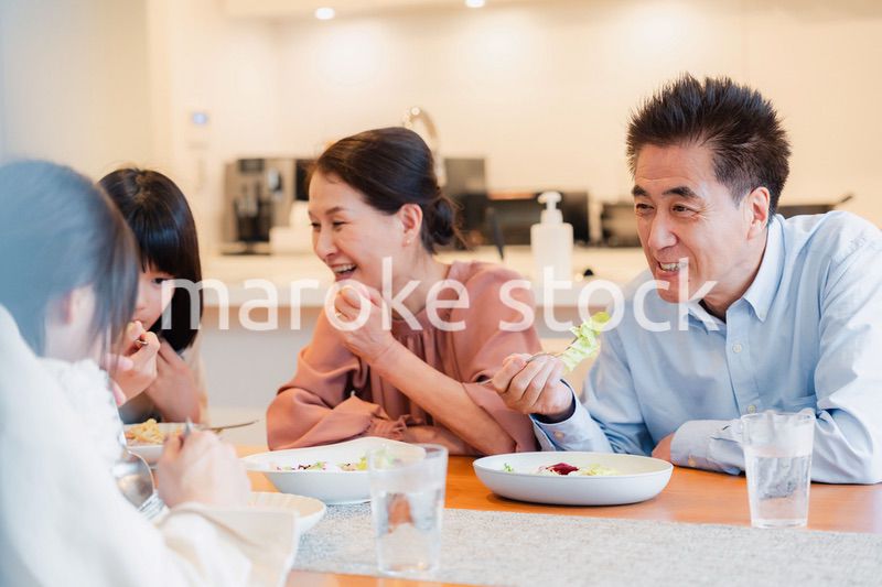 みんなでごはんを食べる大家族