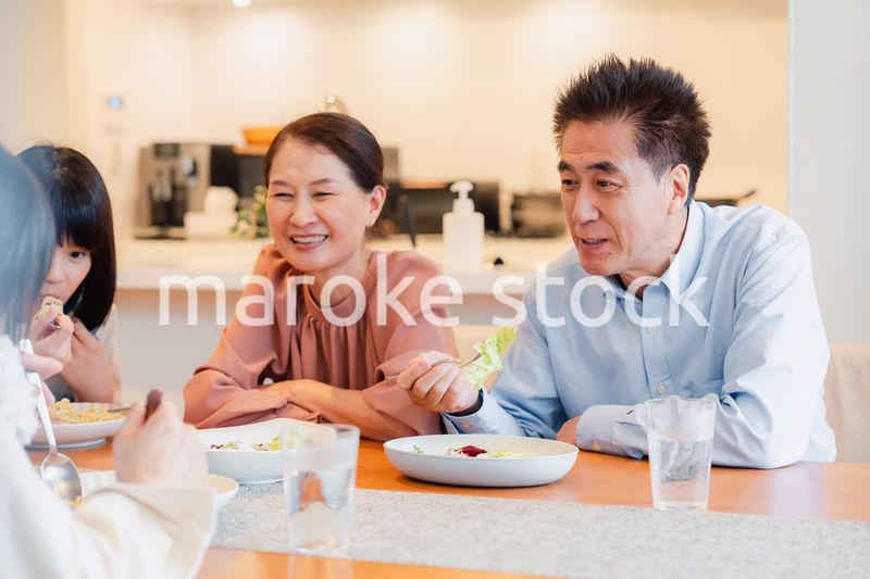 みんなでごはんを食べる大家族