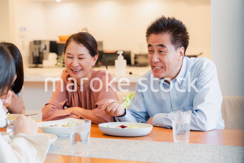 みんなでごはんを食べる大家族