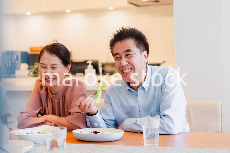 みんなでごはんを食べる大家族