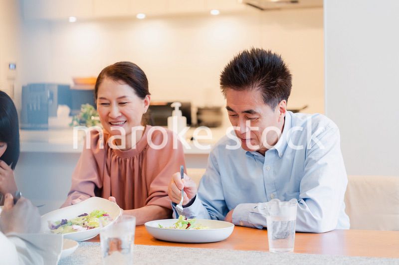 みんなでごはんを食べる大家族