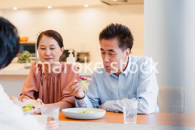 みんなでごはんを食べる大家族