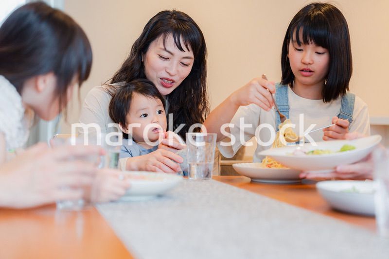 みんなでごはんを食べる大家族