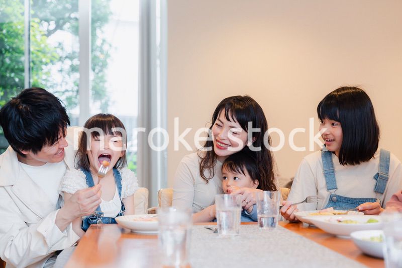 みんなでごはんを食べる大家族