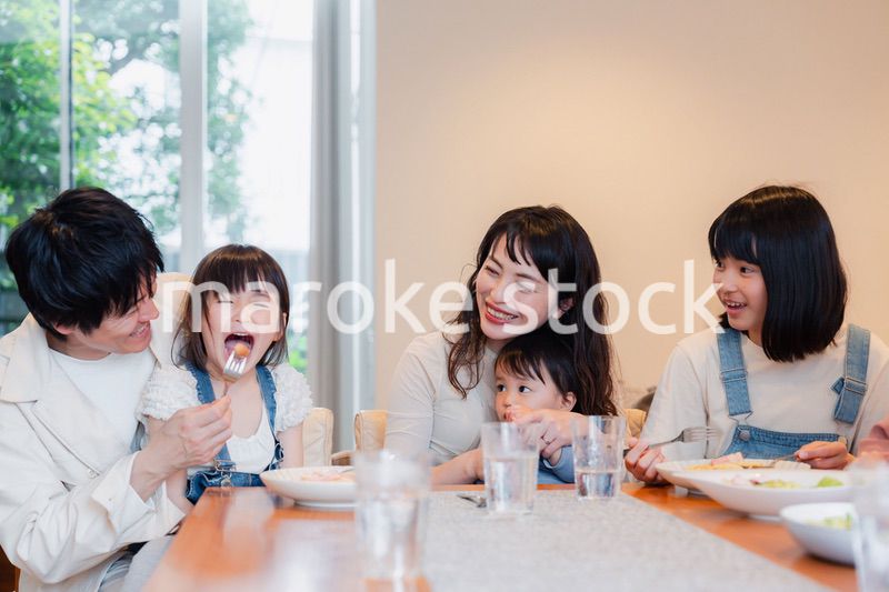 みんなでごはんを食べる大家族