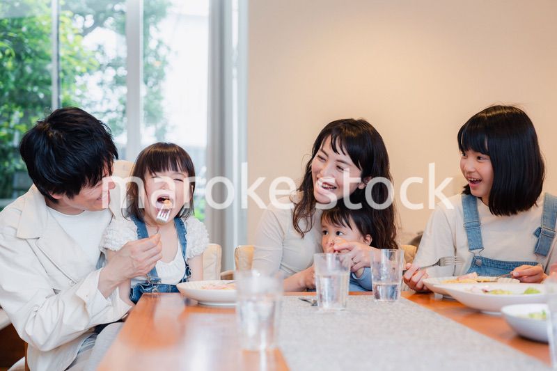 みんなでごはんを食べる大家族