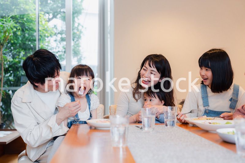 みんなでごはんを食べる大家族