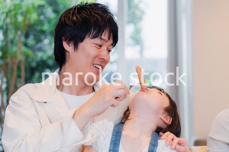 お父さんと楽しくご飯を食べる女の子