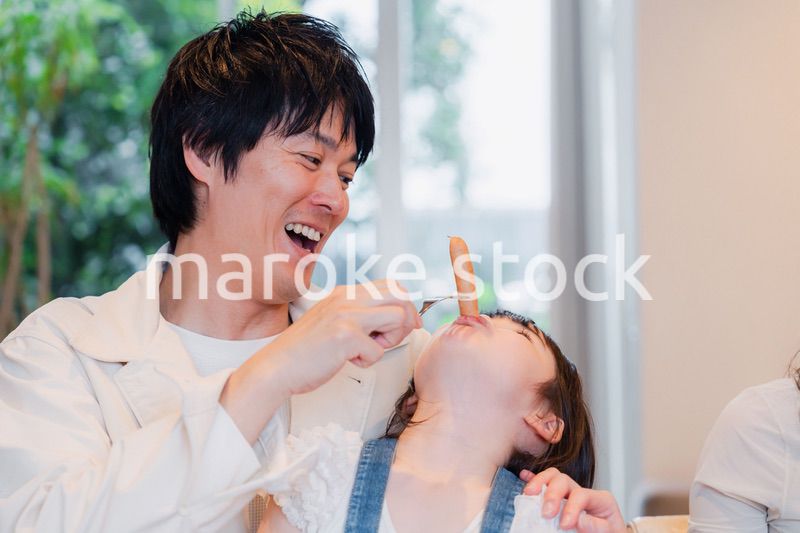 お父さんと楽しくご飯を食べる女の子