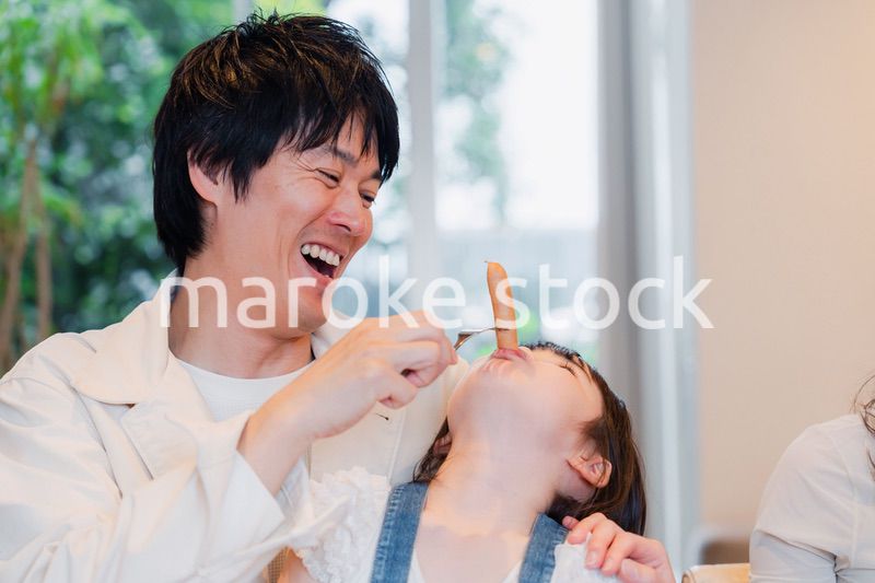お父さんと楽しくご飯を食べる女の子