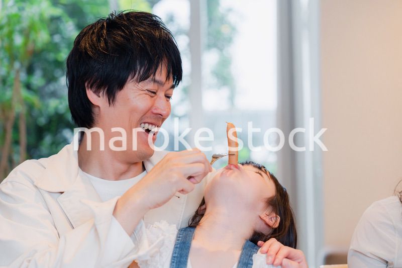 お父さんと楽しくご飯を食べる女の子