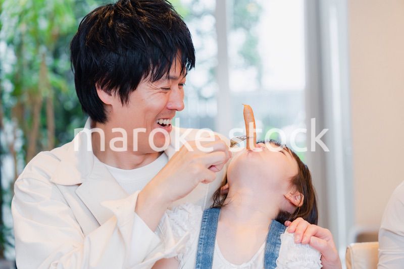 お父さんと楽しくご飯を食べる女の子