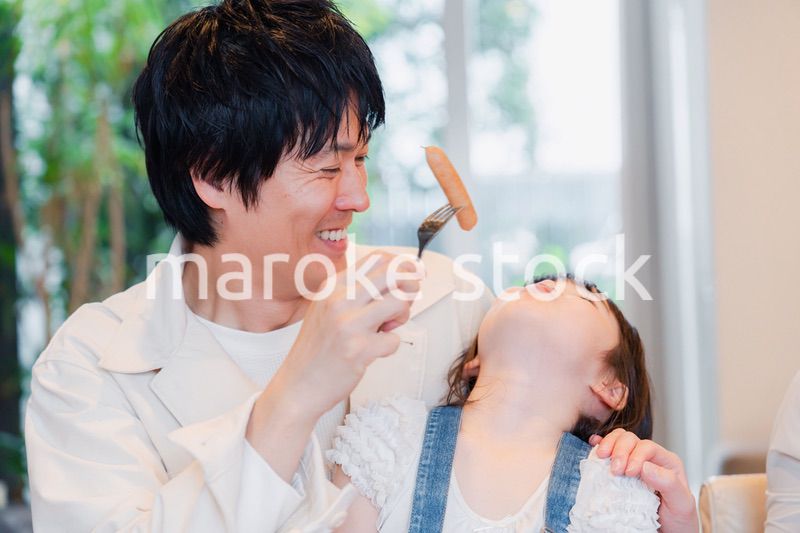 お父さんと楽しくご飯を食べる女の子