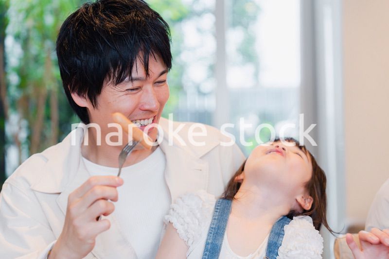 お父さんと楽しくご飯を食べる女の子