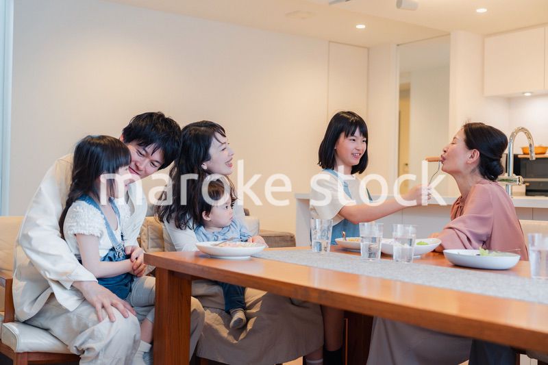 みんなでごはんを食べる大家族