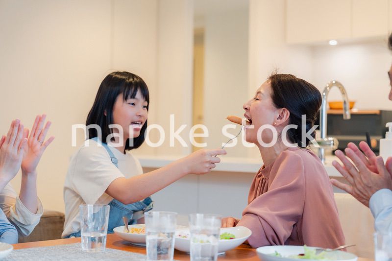 みんなでごはんを食べる大家族