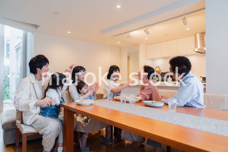 みんなでごはんを食べる大家族