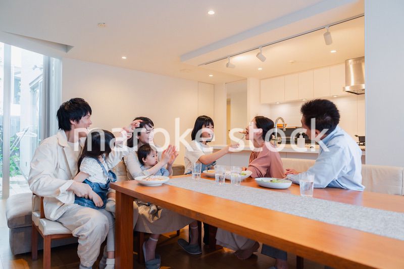 みんなでごはんを食べる大家族