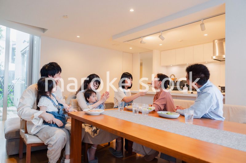 みんなでごはんを食べる大家族