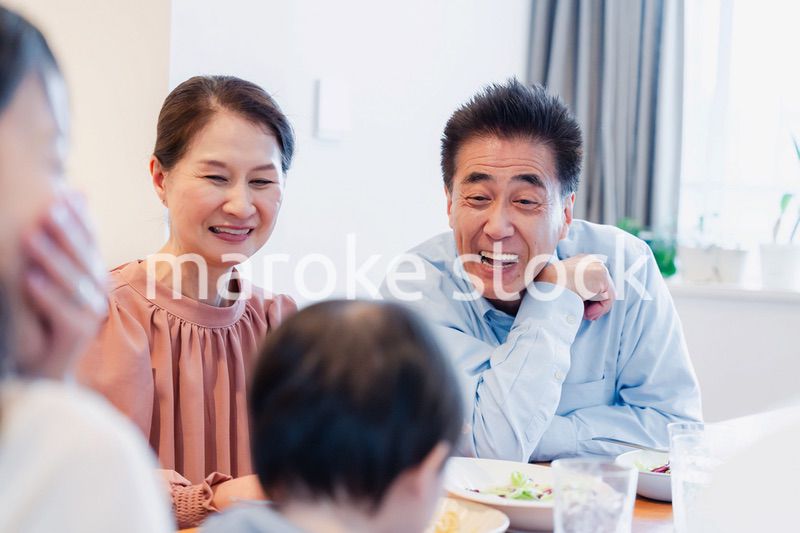 孫たちと一緒に楽しくごはんを食べる高齢の夫婦