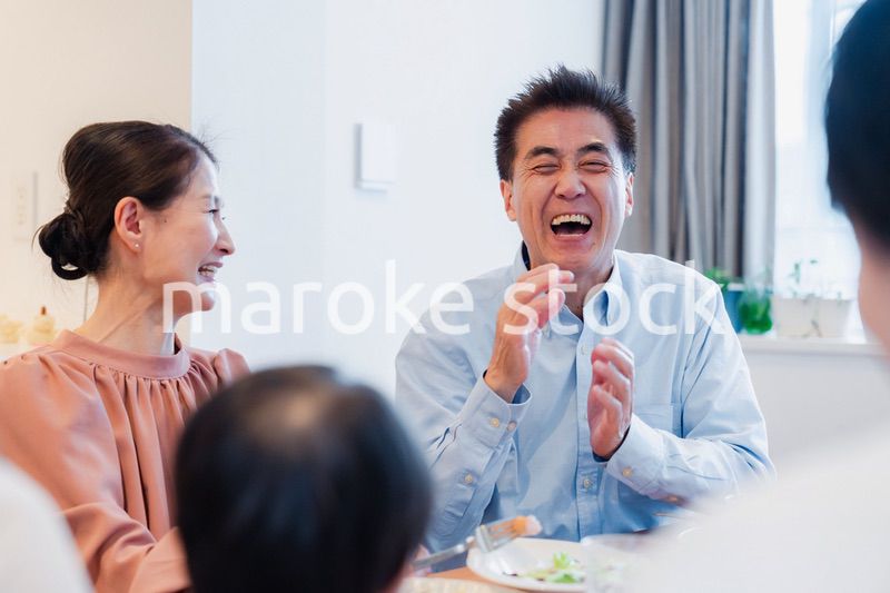 孫たちと一緒に楽しくごはんを食べる高齢の夫婦