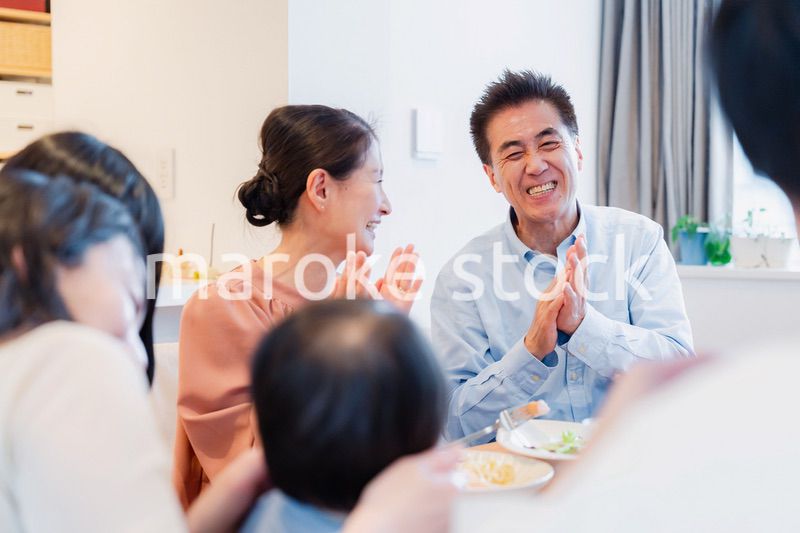 孫たちと一緒に楽しくごはんを食べる高齢の夫婦