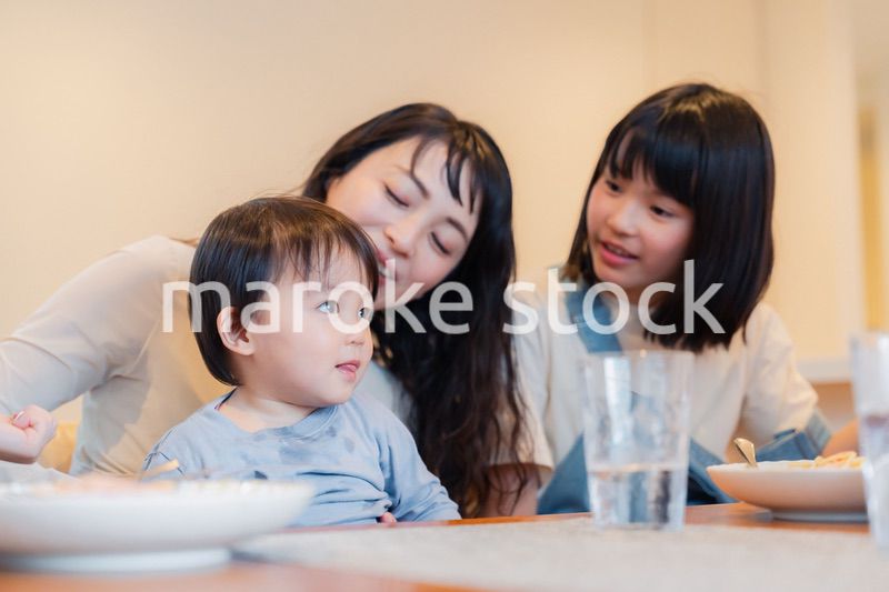 みんなでごはんを食べる大家族