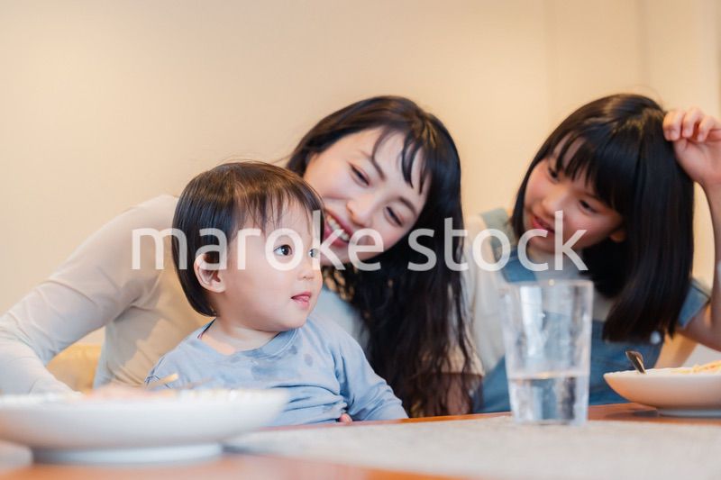 みんなでごはんを食べる大家族