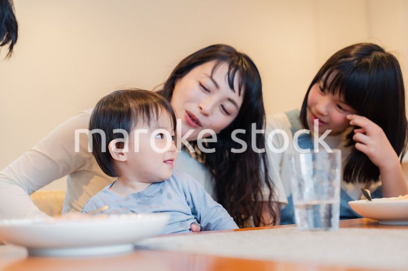 みんなでごはんを食べる大家族