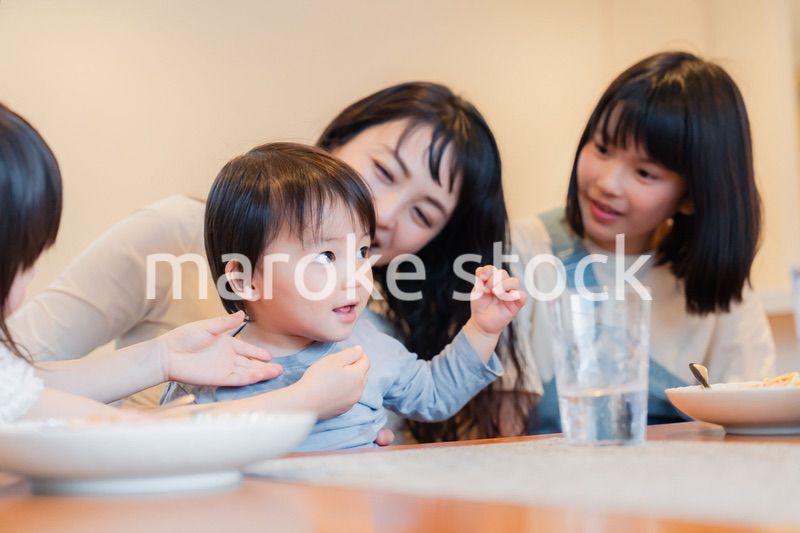 みんなでごはんを食べる大家族