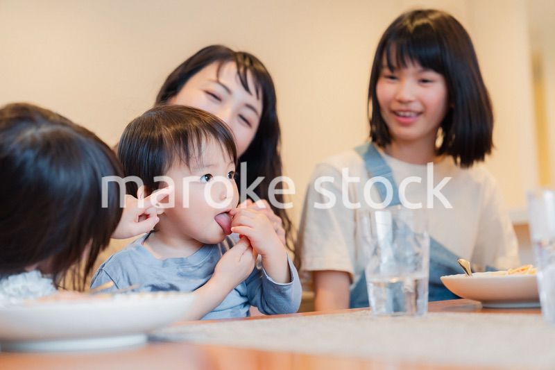 みんなでごはんを食べる大家族