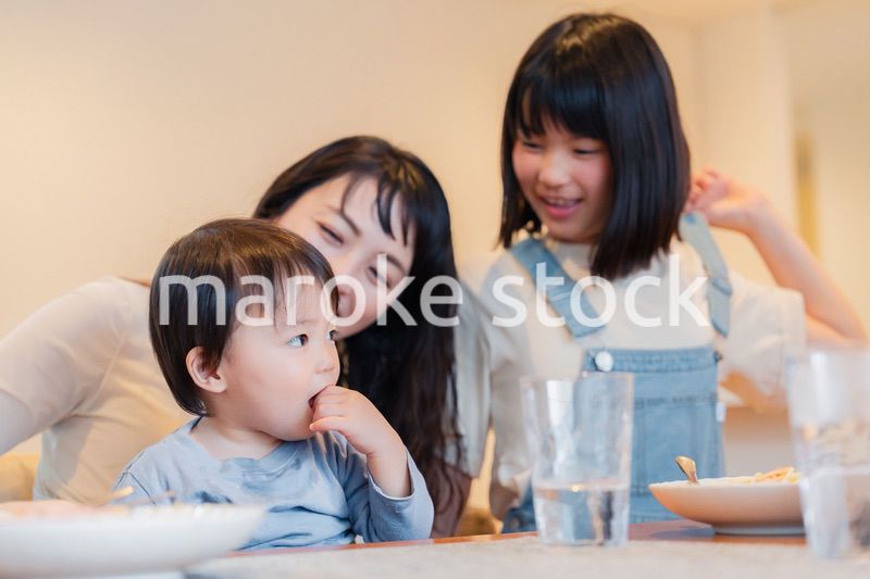 みんなでごはんを食べる大家族