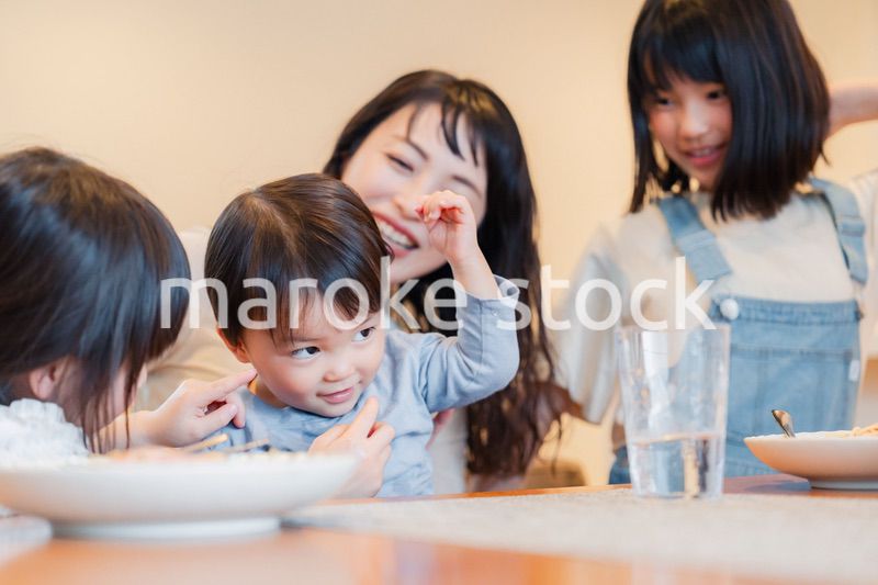 みんなでごはんを食べる大家族