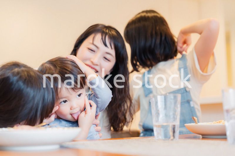 みんなでごはんを食べる大家族